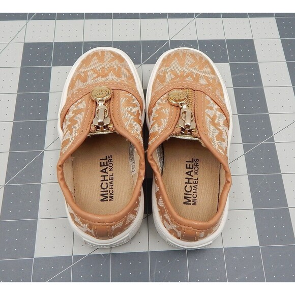 Michael Kors Logo Slip-On Tan Girls Sz 5 Toddler Loafer Zip Shoes Monogram Arrow - Picture 5 of 10